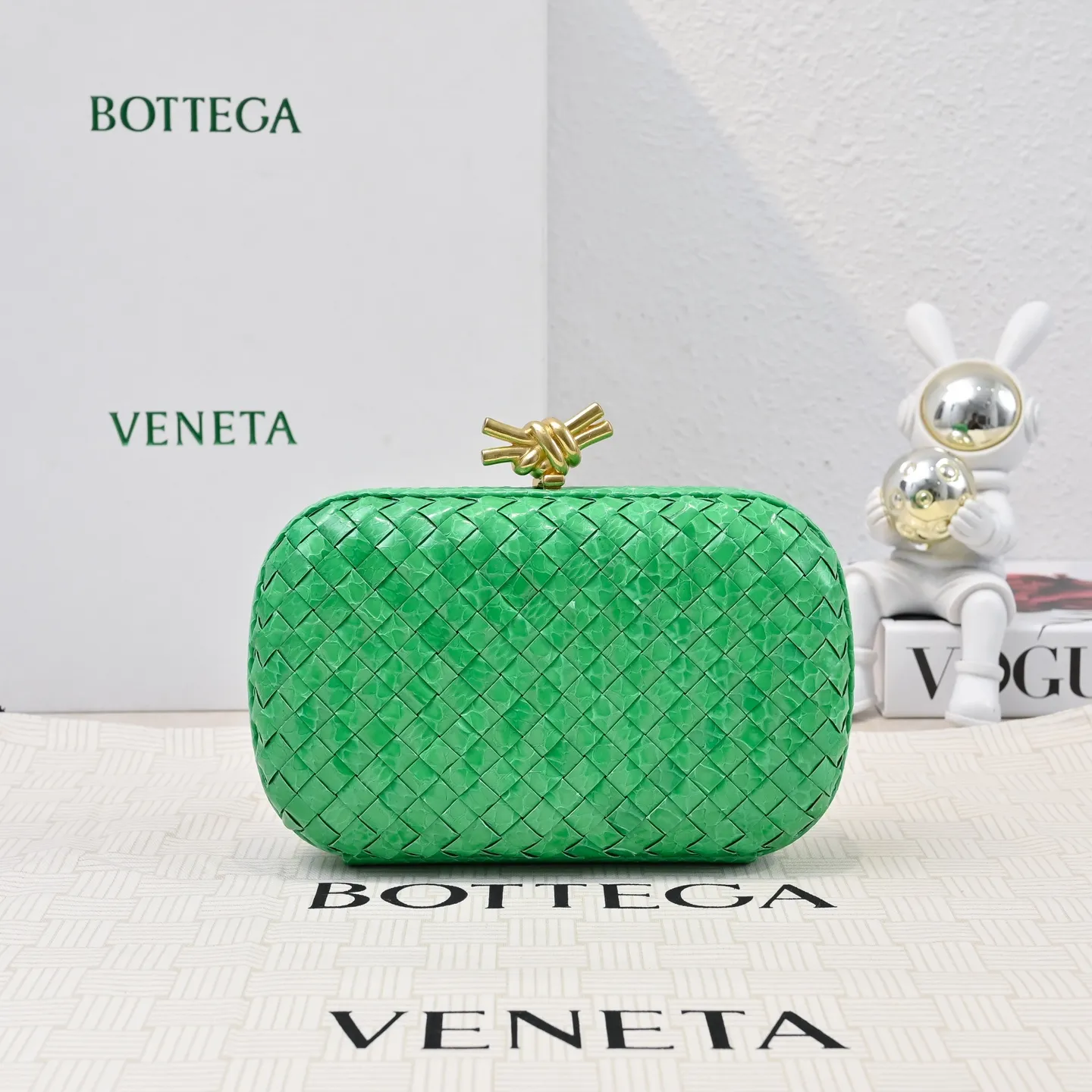 Batch 1860 #BV Knot snakeskin woven evening bag series 🐍 Fashion choice Rare snakeskin bags are full of charm 🌟Using snakeskin pattern woven with knot buckle, the unique texture makes you feel a different kind of refinement and elegance when you touch it 🎀 Its luster is low-key and luxurious, whether it is in the sun or under the light, it can reflect the charming colors 🌈 Holding it in your hand or hanging on your wrist will make you look more elegant and charming✨✨ Model: 717622 Size: 20x12x5.5
